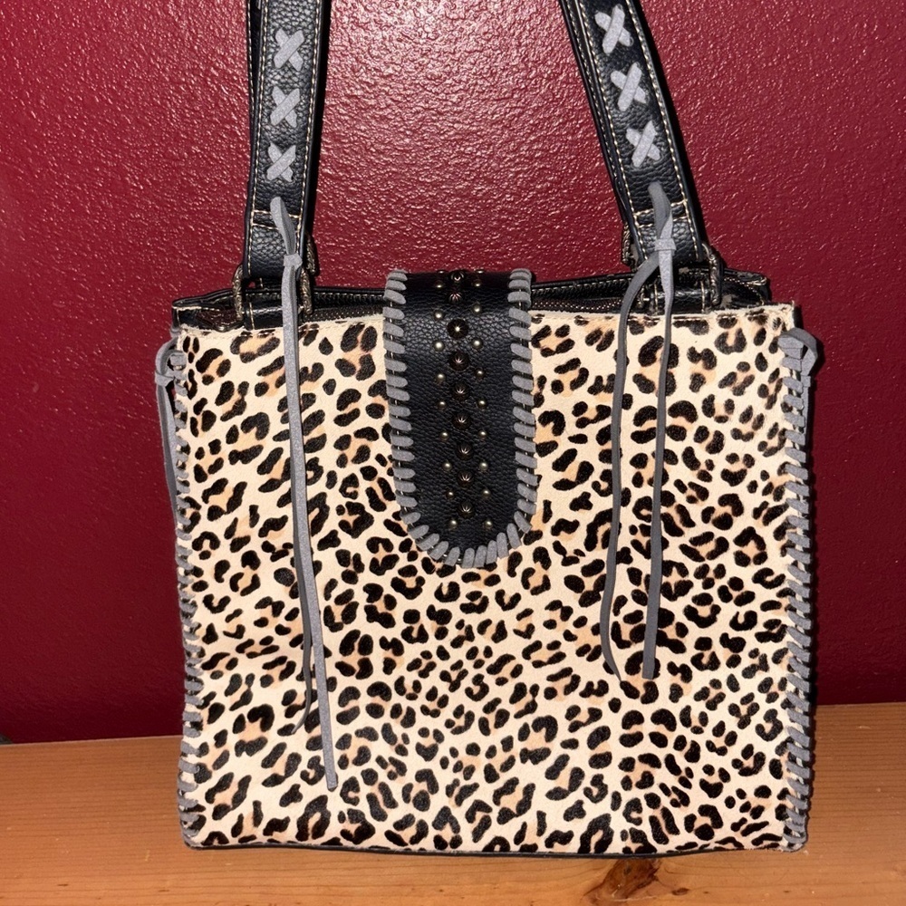 Chic Leopard Print Tote with Black and Gray Details - Picture 5 of 7